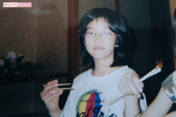 小学校の修学旅行に参加する橋本志穂容疑者（同級生提供）