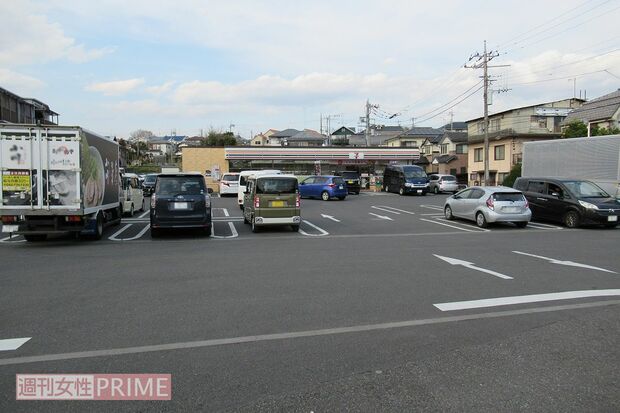 このコンビニの駐車場で容疑者は深夜、バニーガール姿にコートを羽織り、男を漁っていたという