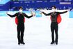 北京五輪公式マスコット『ビンドゥンドゥン』を手に、国旗を背負う宇野昌磨(左)と鍵山優真(右)(JMPA代表撮影)