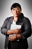 容疑者2:戻川茜。美人秘書。被害者の本庄一朗の秘書。死体の第一発見者。(c)テレビ東京