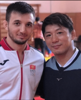 キルギスの選手と写真を撮る内柴（Twitterより引用）