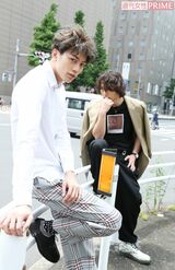 東啓介、藤田玲（奥）　撮影／森田晃博