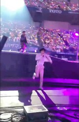 ステージから降りてファンのもとへ駆け寄った『美 少年』の浮所飛貴（ツイッターより）