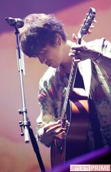 B'zの稲葉浩志や森山直太朗など豪華アーティストが楽曲を提供しているアルバムの収録曲『ローリングストーン』などをギターの弾き語りで。ほかにも、当時の映像とともにドラマ『あすなろ白書』『ロングバケーション』などの主題歌を披露したりと盛りだくさん　撮影／田中聖太郎