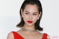 水原希子、SNSにロングパーマ&キラキラジャケットの“バブリー全開ショット”を投稿「平野ノラも顔負け」