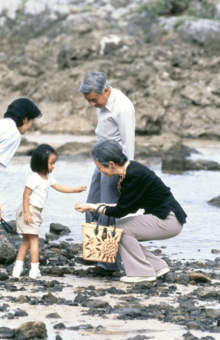 ご静養中、須崎の海岸で佳子さまが美智子さまへ貝殻をプレゼント（'98年8月）