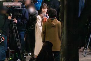 2024年4月上旬、NHKドラマ『Shrink』撮影中の中村倫也と井桁弘恵