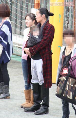 広末涼子と次男を抱いた夫のキャンドル・ジュン氏(2011年)