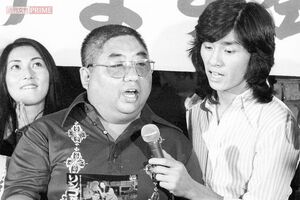 『寺内貫太郎一家』謝恩パーティーの亜星さんと西城秀樹さん（右）。左は梶芽衣子（1974年8月撮影）