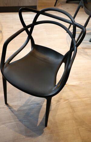 『オールドルーキーカフェ』こだわりの椅子。喫煙中に肘を置いたり、寄りかかる場所が自分で“カスタマイズ”できるよう特殊な形状をしている