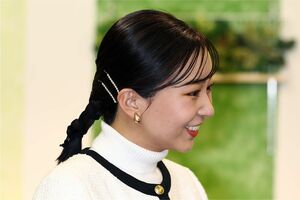 「なるほど展」を視察された佳子さま。“紐アレンジ”とシースルーバングが特徴的なヘアスタイル