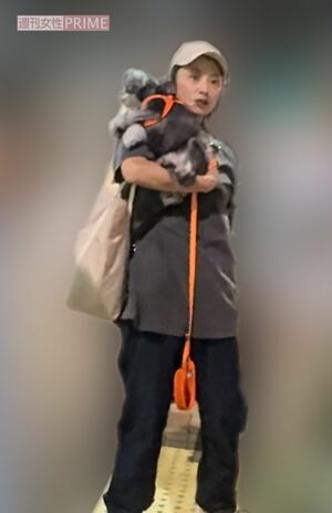 2024年9月中旬、両親にプレゼントしたマンションの前で、愛犬を抱えながらタクシーを待つ小池栄子