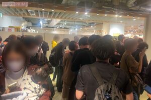 行列した人は待機用の別室に通された。ツイートにもあるように赤子を抱えた女性の姿も（同男性提供）