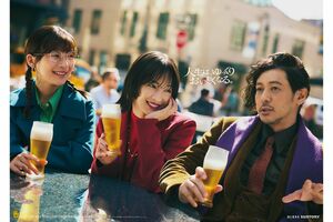 サントリーのCMシリーズ『プレモル子ちゃん』で『ちびまる子ちゃん』のまる子を演じる広瀬すずとたまちゃんを演じる伊藤沙莉、花輪クンを演じるオダギリジョー（サントリーの公式ホームページより）