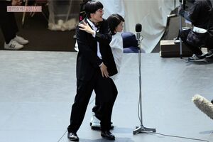 挨拶でおなじみのポーズを決める『南海キャンディーズ』役の森本慎太郎と富田望生