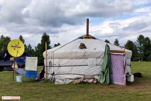 モンゴルの一般的なゲル。テレビ用のパラボラアンテナも