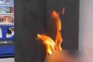 『シネシティ広場』の鉄柱に男性の局部を模したアダルトグッズを取り付け、燃やした映像（ツイッターより）