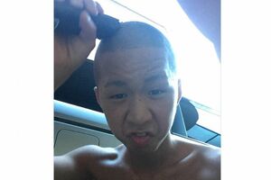 逮捕された菅奏太容疑者は美容室にそぐわない丸刈りだった（SNSより）