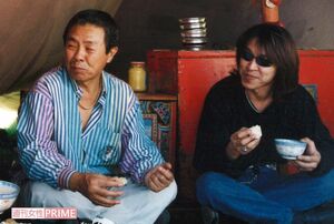 30年前にモンゴルで撮影された北島と誠さんの親子ツーショット（北島音楽事務所提供）