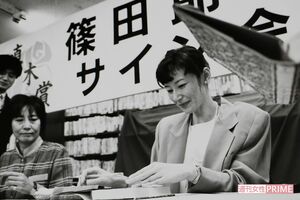 '97年、直木賞受賞。1冊書き上げるために膨大な資料を集め、取材を重ねる