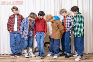 撮影中、カーテンの下から顔が!?なんと同じ事務所の先輩GENERATIONSの数原龍友さんと中務裕太さんがのぞいていました（笑）。（撮影／矢島泰輔）