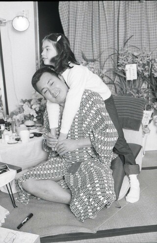 梅宮辰夫の画像・写真 | '18年、真鶴の自宅前で梅宮辰夫さんは「山城新伍も渡瀬恒彦も菅原文太も、親友は全員死んじゃった」と語っていた - 11枚目  | 週刊女性PRIME