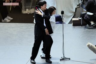 挨拶でおなじみのポーズを決める『南海キャンディーズ』役の森本慎太郎と富田望生