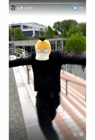 コダックの被りものではしゃぐV(本人インスタグラムより)