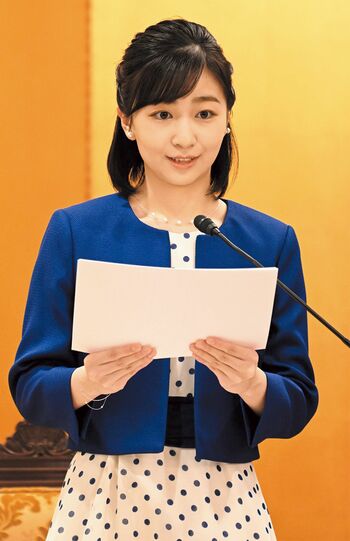 ベーシックな色だけではない、ジャケットのカラーバリエも佳子さまのファッションの魅力。ロイヤルブルーが凛々しい存在感を放っている
