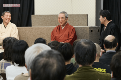 2023年2月1日、両国寄席『六代目三遊亭円楽追善興行』で。好楽を囲む三遊亭愛楽（右）と三遊亭兼好