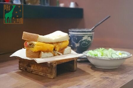 きりん珈琲「明太じゃがバターサンド」にチーズトッピング。モーニングセットはサラダとコーヒー付きで680円＋チーズ150円