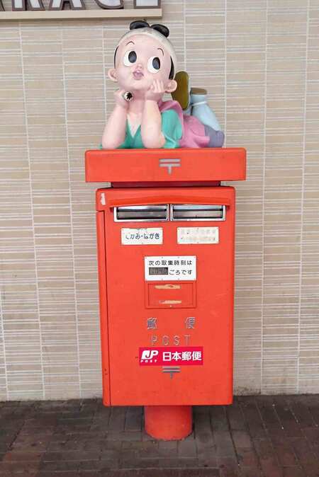 桃太郎で有名な岡山駅前には、桃太郎ポストまで。屋根のある場所に設置されているため、地元では雨の日の待ち合わせ場所に。撮影／大嶺こず恵