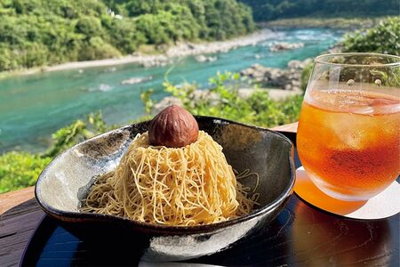 地栗のペーストを1mmの極細でたっぷりしぼった『地栗もんぶらんプルミエ』(1800円)。数量限定、平日は要予約