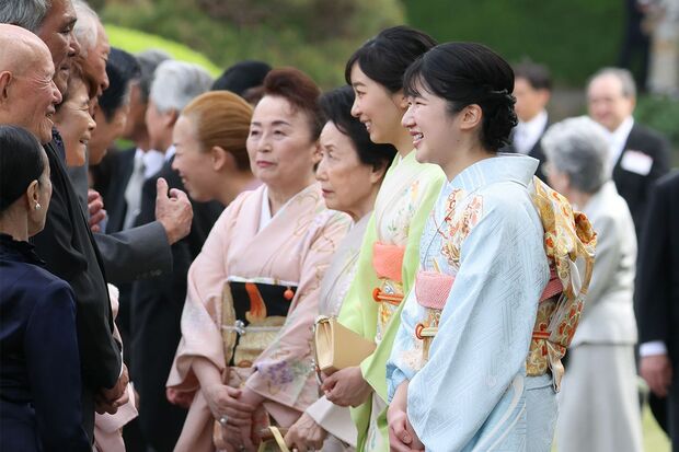 2025年4月に開かれた「春の園遊会」で愛子さまとお話しされるちばてつやさん