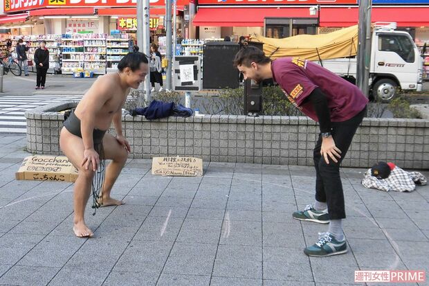東京・高円寺の路上でパフォーマンスをする、ごっちゃんこさん