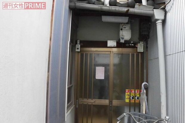 玄関内側には《外へ出ないでください。息子さん帰るまで待ってください》と書いた紙が