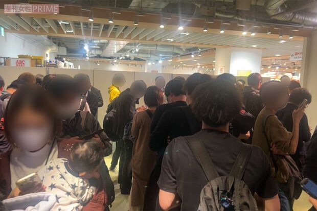 行列した人は待機用の別室に通された。ツイートにもあるように赤子を抱えた女性の姿も（同男性提供）