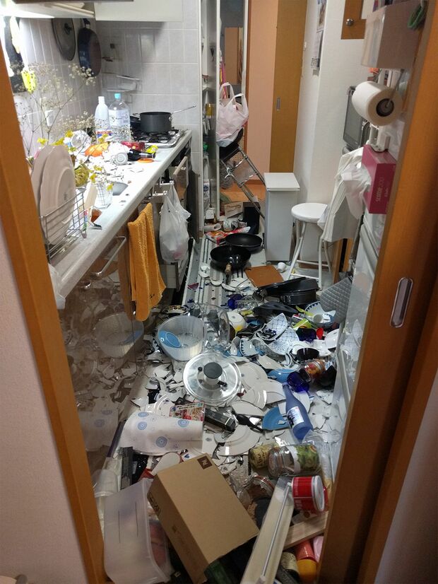 対策なし！　辻さんと同じマンションのお隣さんの家のキッチン。落下対策をしていない棚から食器がすべて落ち、床が破片で埋め尽くされ危険な状態に