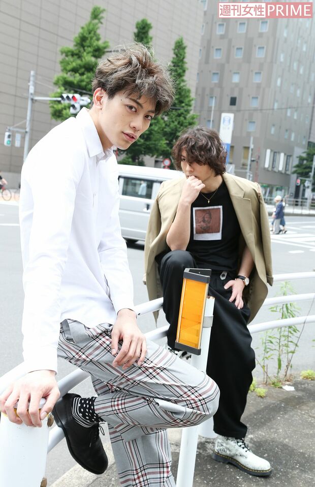 東啓介、藤田玲（奥）　撮影／森田晃博