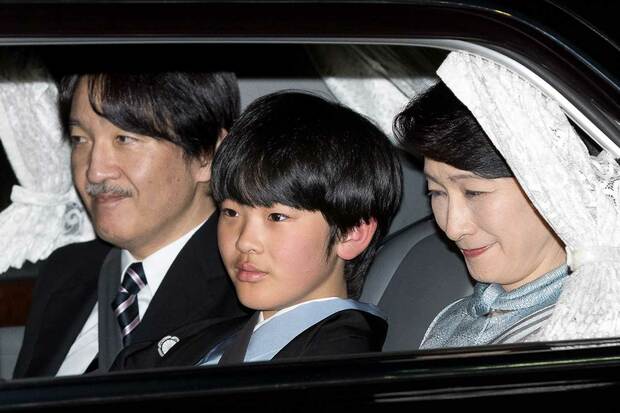 上皇さまのお誕生日を祝うため、皇居に入られる秋篠宮ご夫妻と悠仁さま（2019年12月23日）