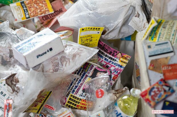 ゴミの中に『週刊女性』を発見