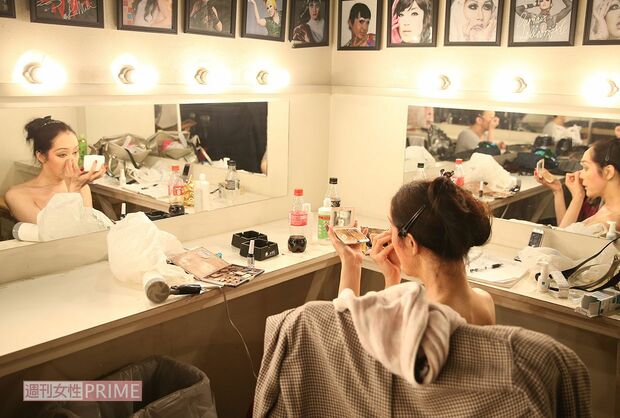 舞台開演前のメイク中。緊張感が走る　撮影／吉岡竜紀