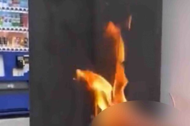 『シネシティ広場』の鉄柱に男性の局部を模したアダルトグッズを取り付け、燃やした映像（ツイッターより）