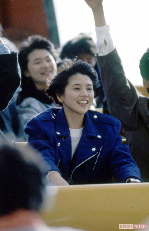 ドラマ『愛しあってるかい！』のロケで遊園地を楽しむ小泉今日子（'89年）