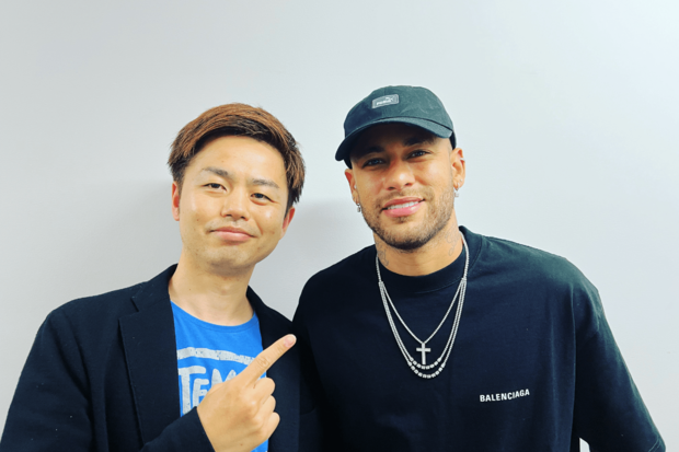 ブラジル代表フォワードのネイマール選手と。彼との出会いが、後のフットリンガル創業にもつながった
