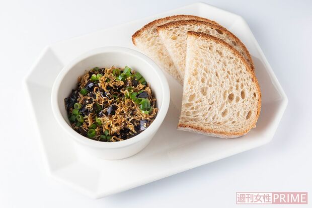 なす皮とじゃこのアヒージョ風（撮影／矢島泰輔）