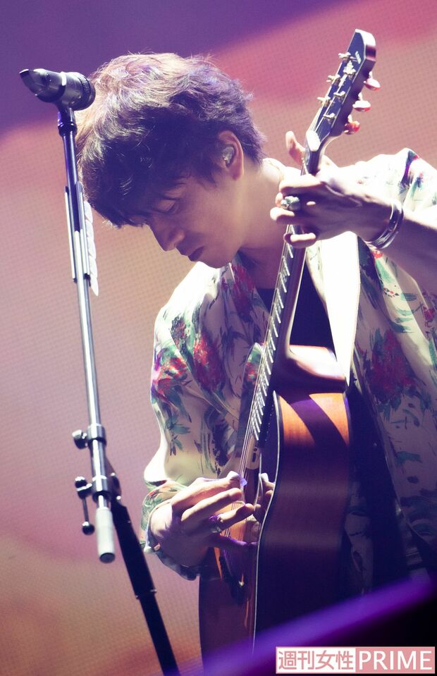 B'zの稲葉浩志や森山直太朗など豪華アーティストが楽曲を提供しているアルバムの収録曲『ローリングストーン』などをギターの弾き語りで。ほかにも、当時の映像とともにドラマ『あすなろ白書』『ロングバケーション』などの主題歌を披露したりと盛りだくさん　撮影／田中聖太郎