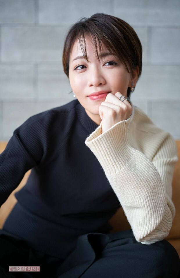 礼真琴　撮影／廣瀬靖士　ヘアメイク／赤松絵利（ESPER）　スタリイスト／細見佳代（ZENcreative）　衣装協力／VENDOMEAOYAMA（ヴァンドーム青山）、kengoKuma+MA,YU（ケンゴクマプラスマユ/ヴァンドームヤマダ）　撮影協力／PROPSNOW