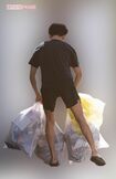 2023年7月上旬の早朝、自宅から出てきた永山瑛太。黒のTシャツ短パンを着て、美脚があらわに