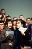 中山美穂と西田ひかるに挟まれ歌う谷村新司('93年『紅白歌合戦』リハーサル)